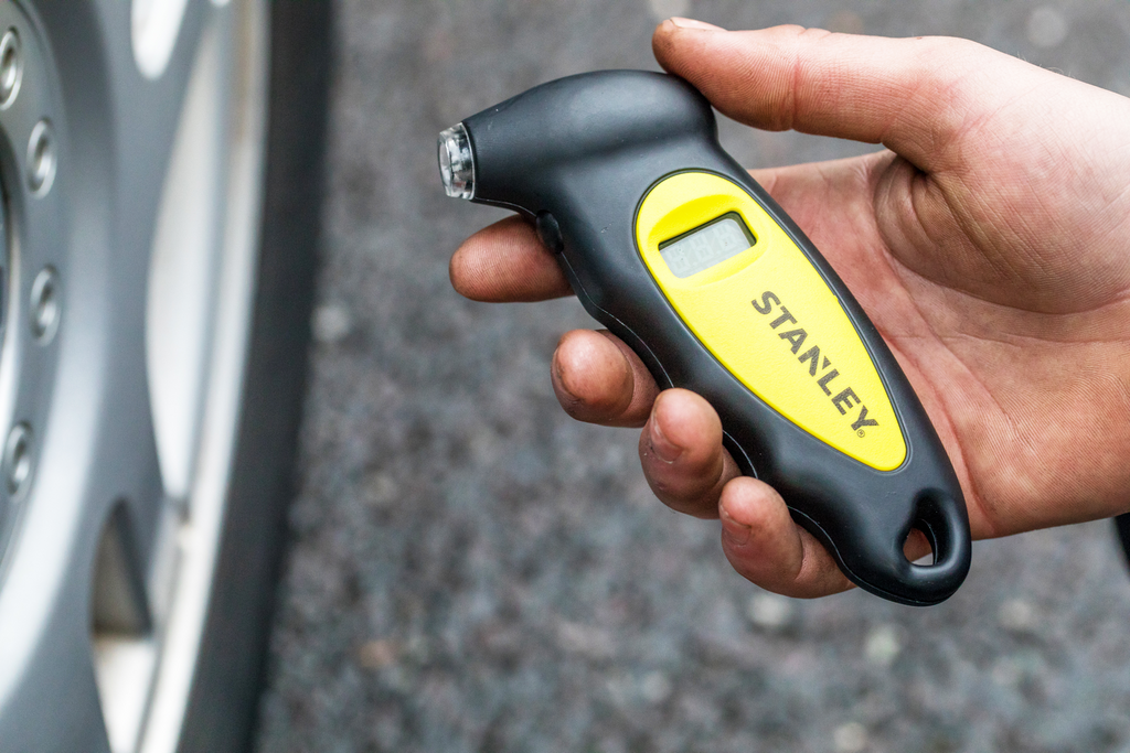 Manometru digital pentru presiunea anvelopelor STANLEY Automotive, interval 0-6,2 bar