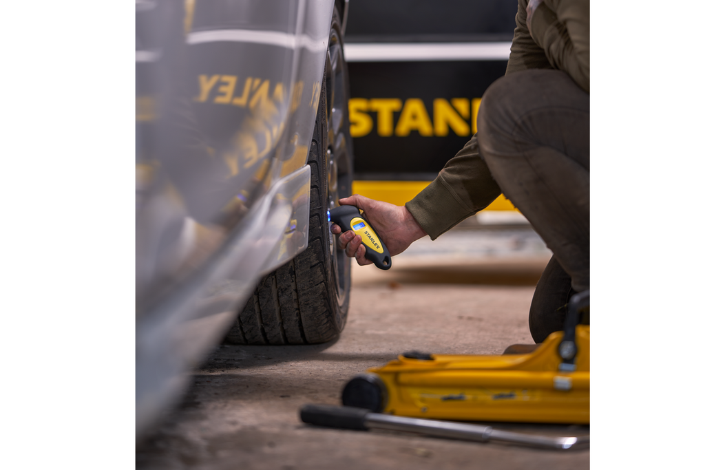 Manometru digital pentru presiunea anvelopelor STANLEY Automotive, interval 0-6,2 bar