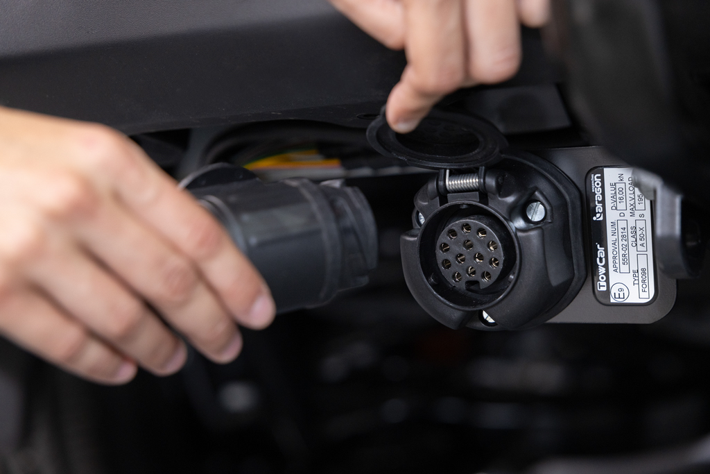 Cutie de remorcare Alpha urban neagră - cutie de bagaje montată pe bara de remorcare